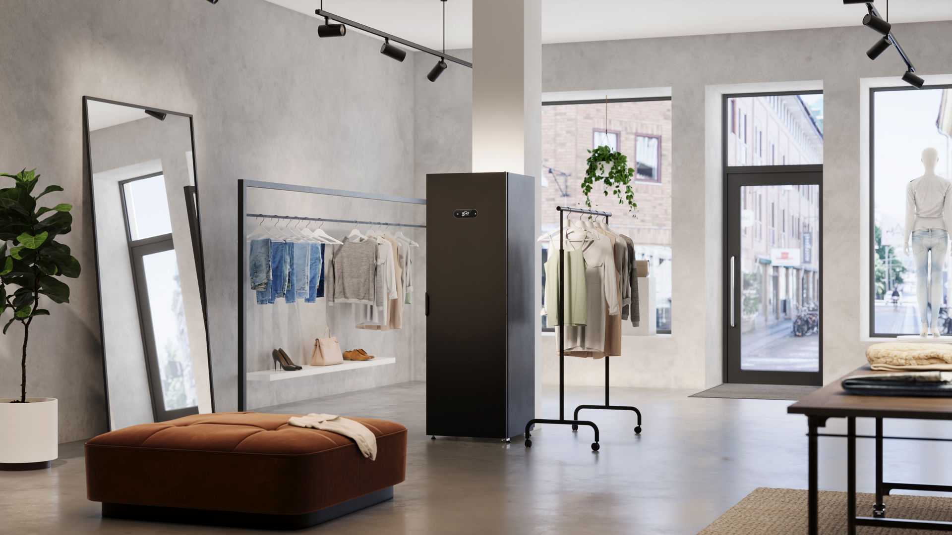 Det svarta Alizé ångklädskåpet är placerat i en rymlig butikslokal med modern inredning och gråa väggar, vilket ger en sofistikerad och elegant framtoning i den stilrena miljön.